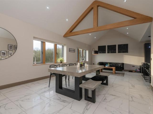 5 bed detached house to rent in Pavilion View, Southowram, Halifax