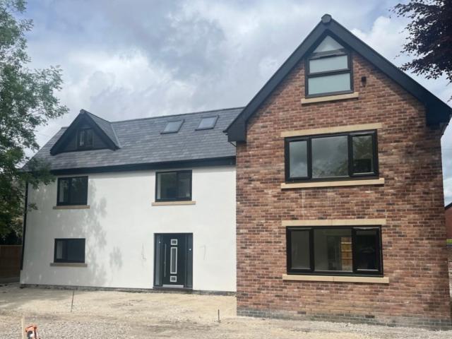 5 bed detached house to rent in Richmond Street, Ashton Under Lyne, OL7