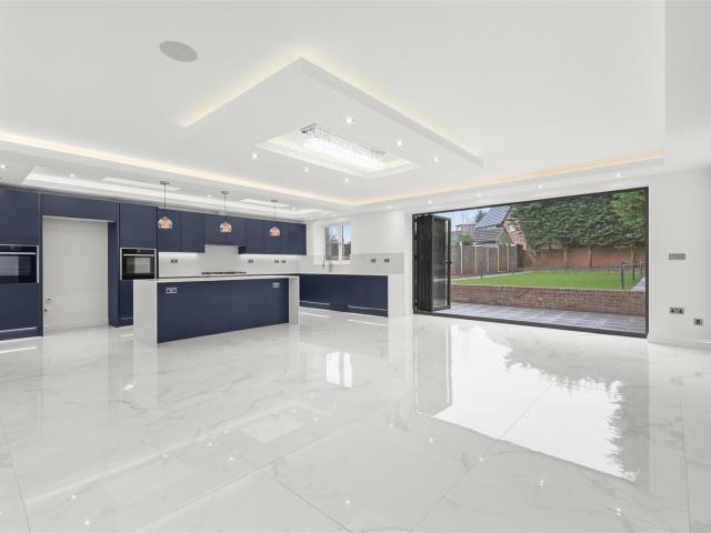 5 bed detached house to rent in Sudbury Court Drive, HARROW | Daniels Estate Agents