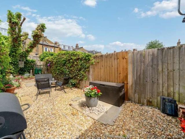 5 bed flat for sale
