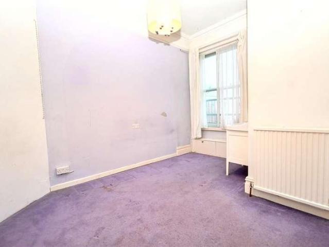 5 bed flat for sale
