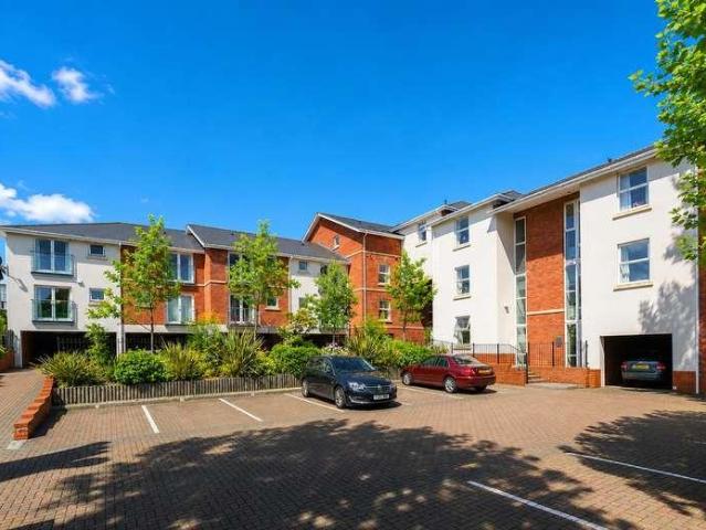 5 bed flat for sale