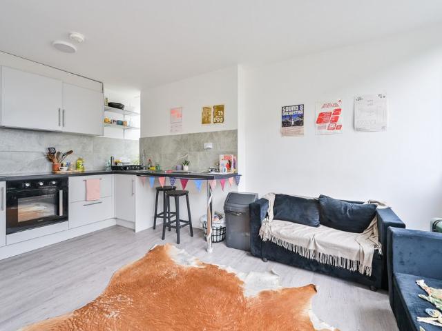 5 bed Flat To Let