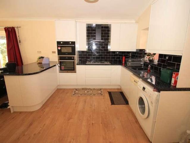 5 bed house to rent