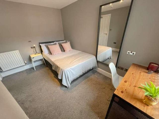 5 bed house to rent
