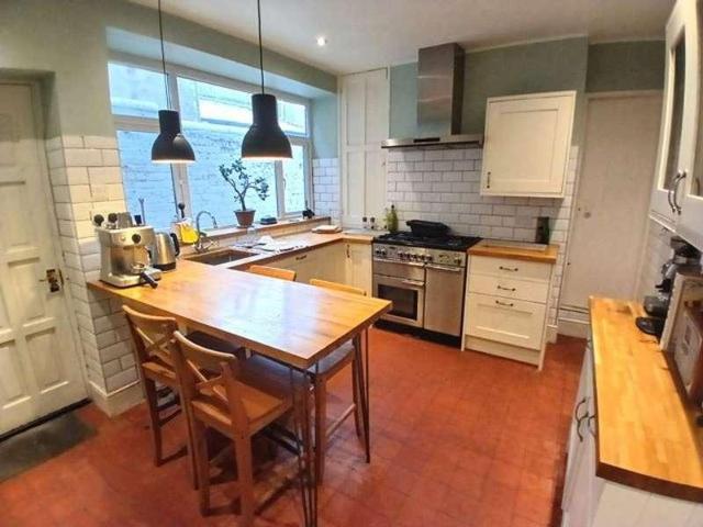 5 bed house to rent