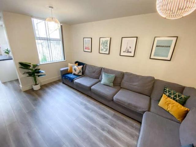 5 bed house to rent