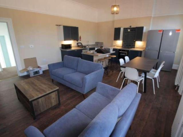 5 bed house to rent