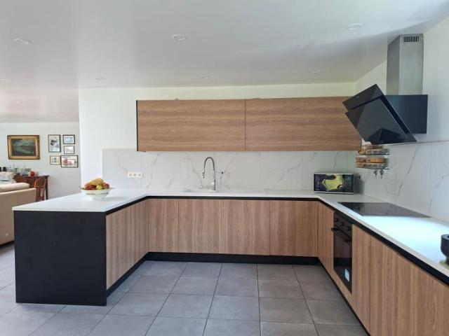 5 Bed House with Garden & Modern Kitchen
