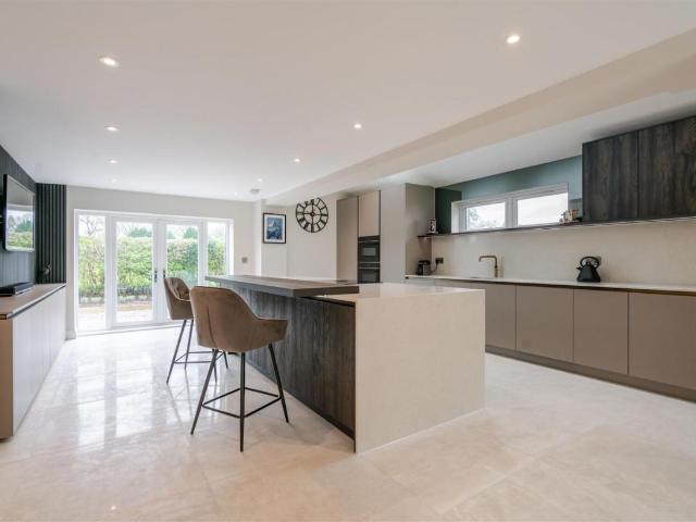 5 bed house for sale
