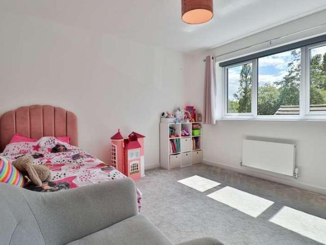 5 bed house for sale