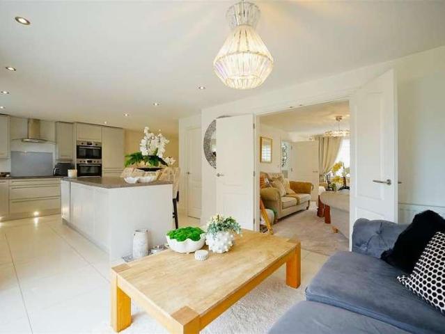 5 bed house for sale