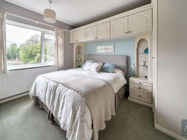 5 bed house for sale