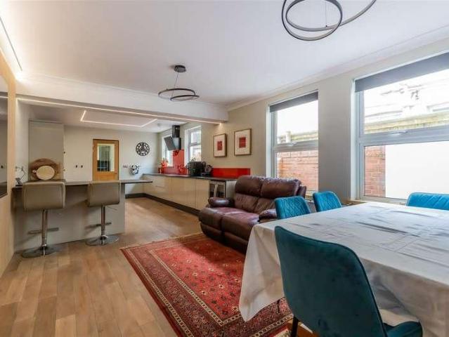 5 bed house for sale