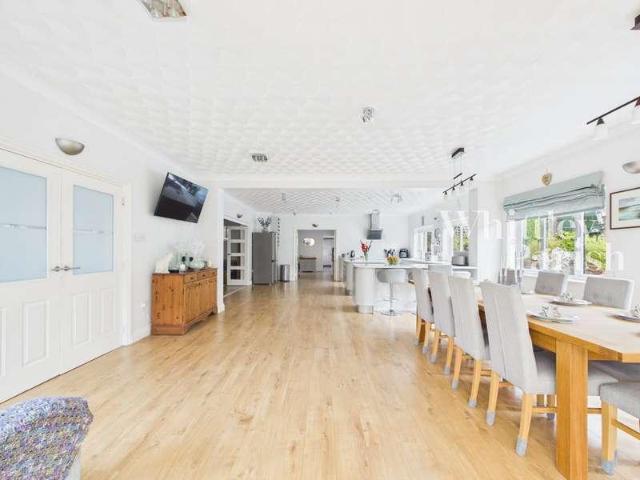 5 bed house for sale