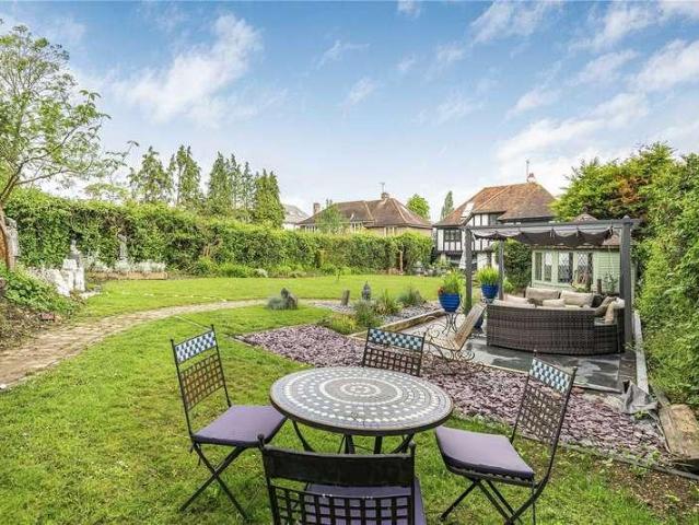5 bed house for sale