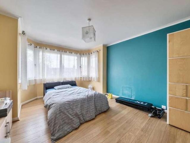 5 bed house for sale