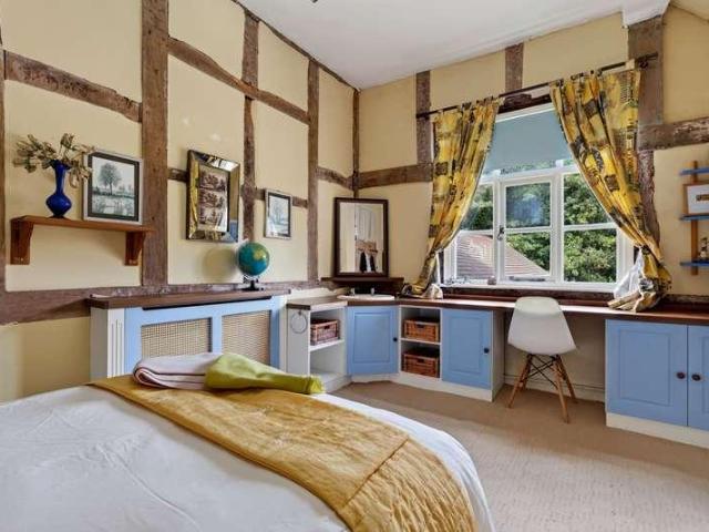 5 bed house for sale