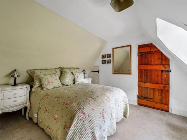 5 bed house for sale