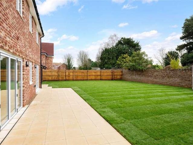 5 bed house for sale