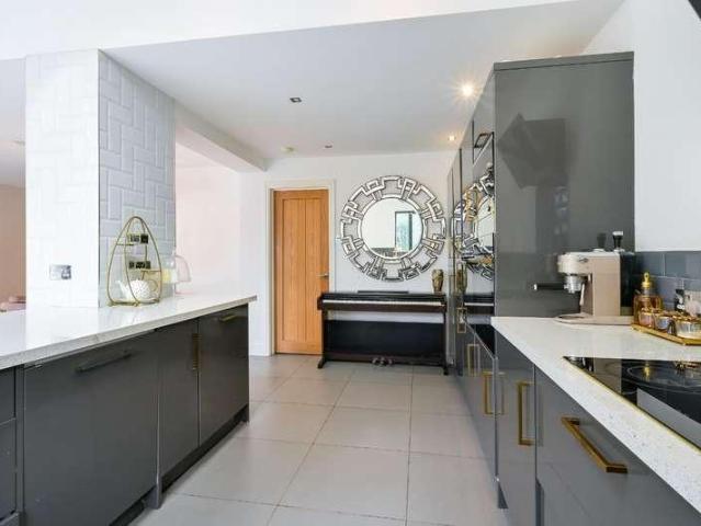 5 bed house for sale