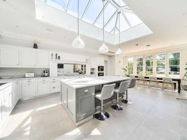 5 bed house for sale