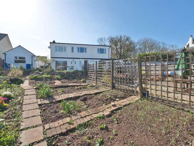 5 bed house for sale