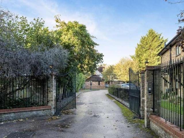 5 bed house for sale