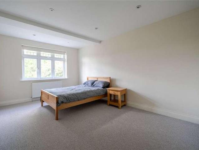 5 bed house for sale