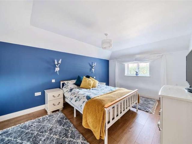 5 bed house for sale