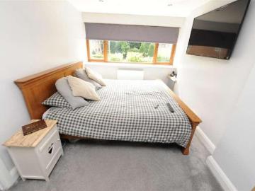 5 bed house for sale