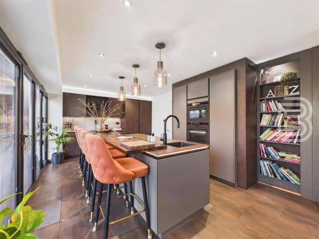 5 bed house for sale