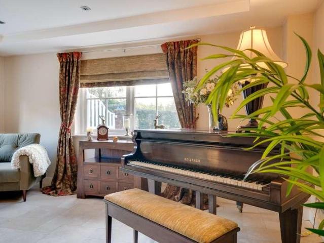5 bed house for sale