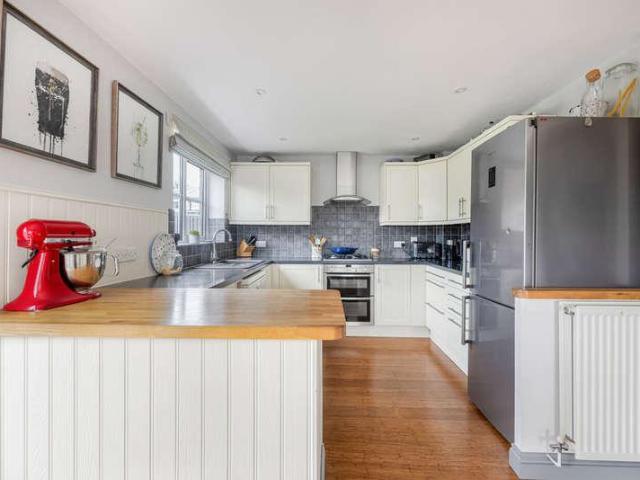 5 bed house for sale