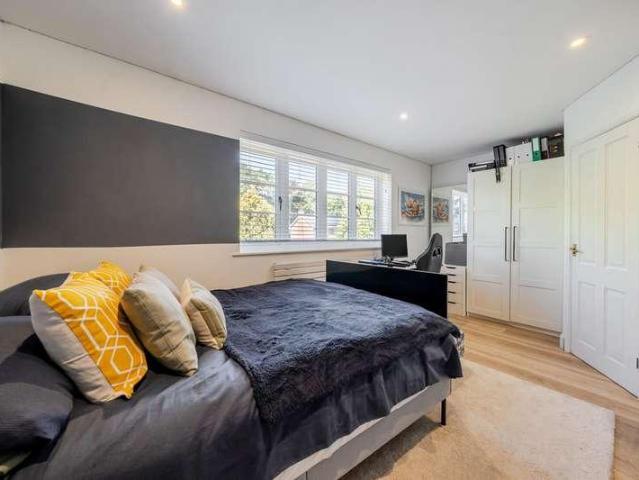 5 bed house for sale