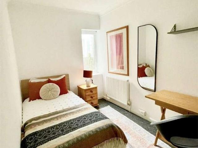5 bed house for sale
