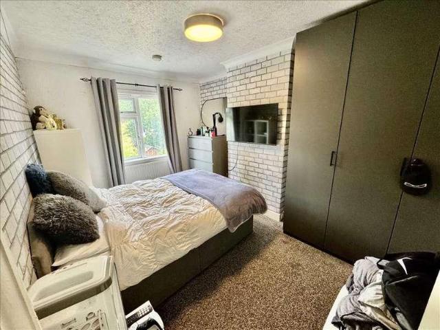 5 bed house for sale