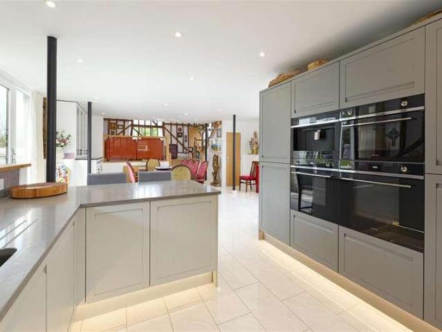 5 bed house for sale