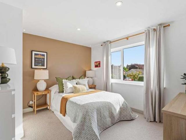 5 bed house for sale