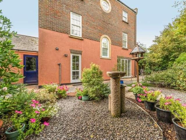 5 bed house for sale