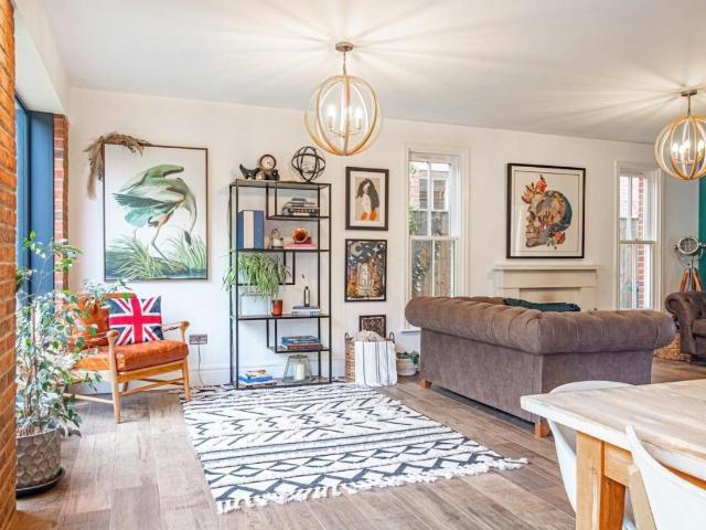 5 bed house for sale
