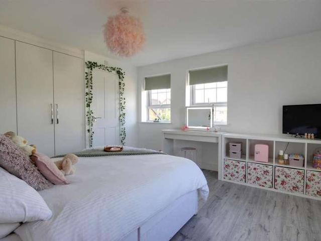 5 bed house for sale