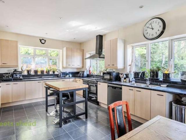 5 bed house for sale