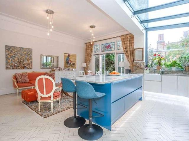 5 bed house for sale