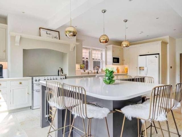 5 bed house for sale