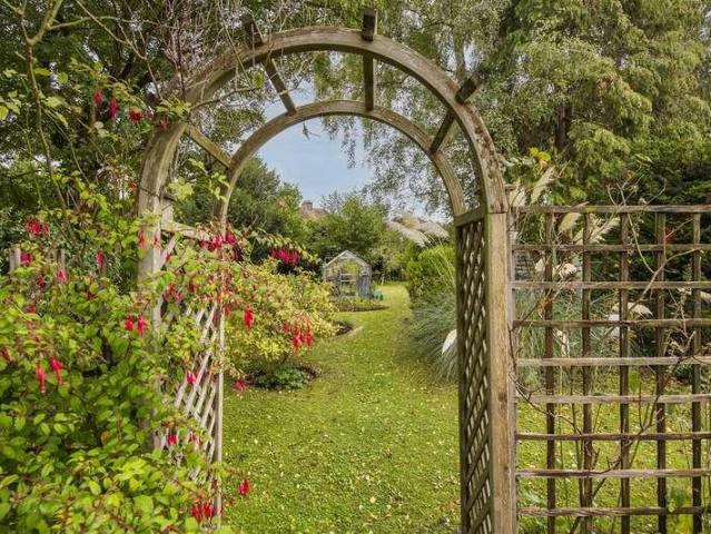5 bed house for sale