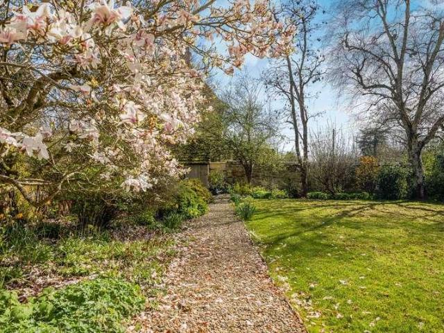 5 bed house for sale