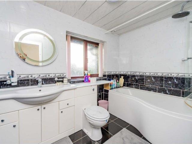 5 bed house for sale
