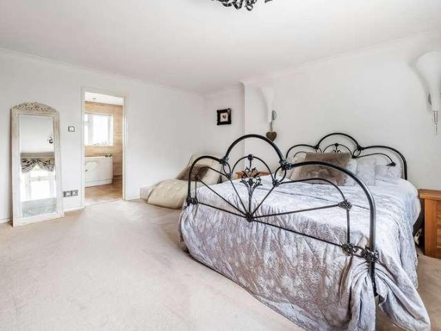 5 bed house for sale