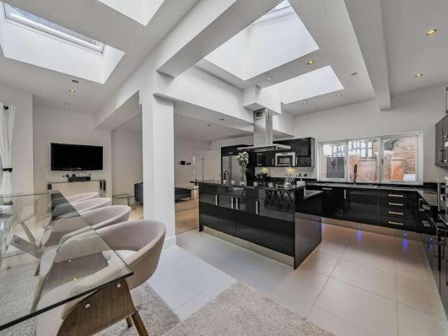 5 bed house for sale